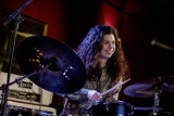 Julia Bourguois rozwija swoją karierę na arenie krajowej. Perkusistka z Obornik obecnie gra w dwóch zespołach. Poznajcie jej historię