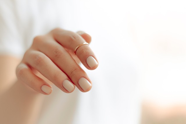 Minimalistyczne, jasne, beżowe paznokcie hybrydowe - zobacz inspiracje