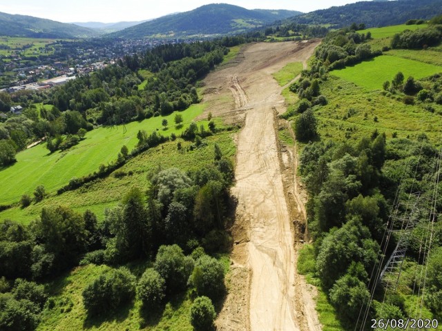 Na razie z góry widać tylko teren przygotowany do budowy drogi ekspresowej S1. Samo wycięcie drzew sprawiło jednak, że przebieg tej beskidzkiej drogi jest doskonale widoczny.

Zobacz kolejne zdjęcia. Przesuwaj zdjęcia w prawo - naciśnij strzałkę lub przycisk NASTĘPNE