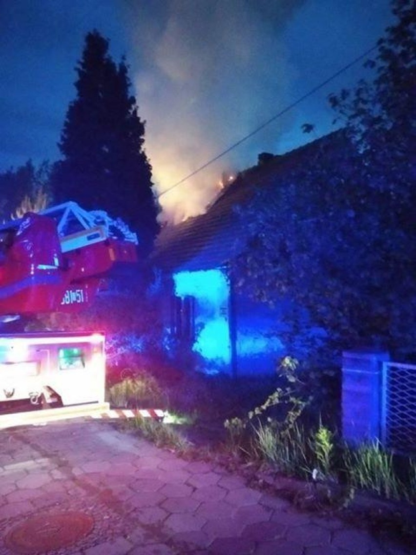 W pożarze w Chwałowicach zginął mężczyzna. Strażacy przeszukują zgliszcza wposzukiwaniu kolejnej osoby