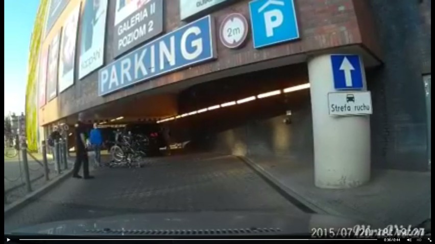 Ale urwała! Z rowerami na aucie chciała wjechać na parking podziemny w Bielsku-Białej [WIDEO]