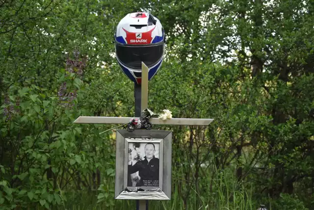 W miejscu tragedii stoi dziś krzyż ze zdjęciem tragicznie zmarłego motocyklisty i kaskiem