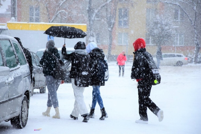 Uwaga, nadchodzi śnieżyca! Łowcy Burz zapowiadają też silniejsze porywy wiatru FOTO, INFOGRAFIKI