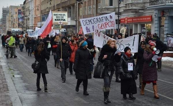 Manifestacja feministek na Piotrkowskiej