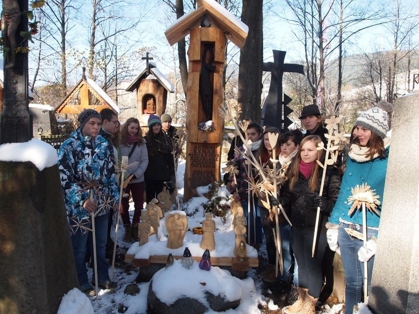 Zakopane: uczniowie Kenara udekorowali groby