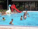 Wakacje: Ludzie odwiedzają baseny odkryte w Jarocinie [ZDJĘCIA]