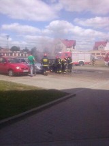 Pożar samochodu na parkingu przy ul. Łasaka w Lęborku