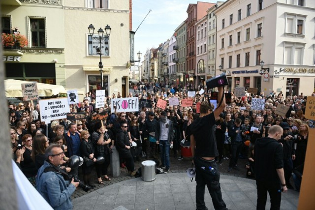 Zobacz także: Manifestacja pro-life w Toruniu [ZDJĘCIA]

Toruń: "Czarny protest" na Starym Rynku [ZDJĘCIA]