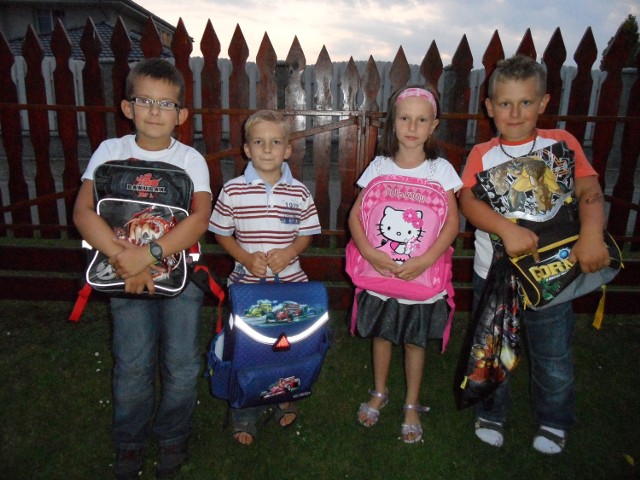 Kacper Gabrysiak (7 lat), Karol Fojcik (6 lat), Aleksandra Kobus (7 lat) i Jakub Rozkosz (6 lat) pójdą do pierwszej klasy w szkole w Rogoźnej