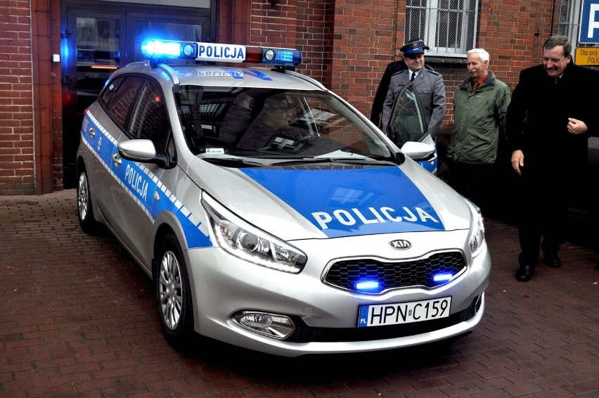 Policjanci z komisariatu w Miastku otrzymali nowy radiowóz. To kia ceed w wersji kombi