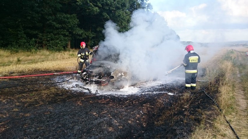 Pożar samochodu na polu w Grochotowie
