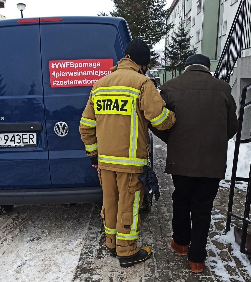 Strażacy pomagają dojechać na szczepienie