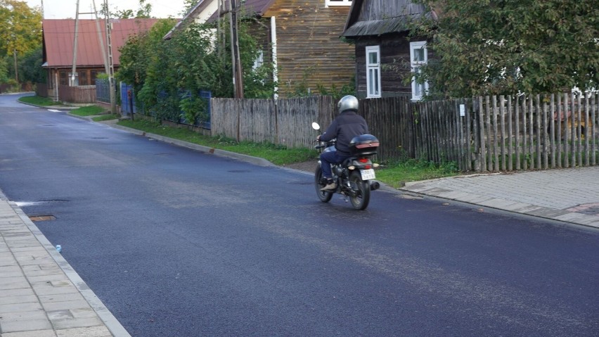 Bielsk Podlaski. Kilkuletnia epopeja dobiega końca, ulica Dubicze w końcu z nowym asfaltem. Zobacz jak się prezentuje [ZDJĘCIA]