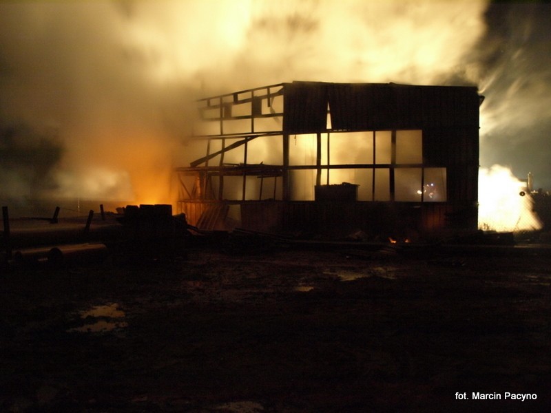 Powiat bytowski: Spłonął magazyn w Borowym Młynie. Biznesmen twierdzi, że to mogło być podpalenie (zdjęcia)