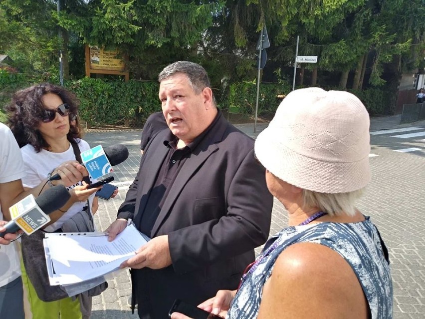 Początek roku szkolnego w Kazimierzu Dolnym i protest. "Dzieci grają na kościach zmarłych" 