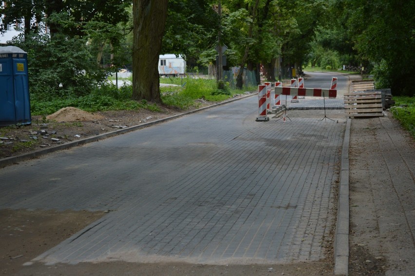 Malbork. Trwa remont ulicy Parkowej. Kostka zastępuje asfalt - mieszkańcy zdziwieni technologią i nie tylko