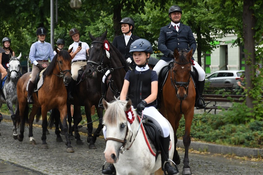 Wystawa w Miejskiej Galerii Sztuki zainaugurowana paradą...