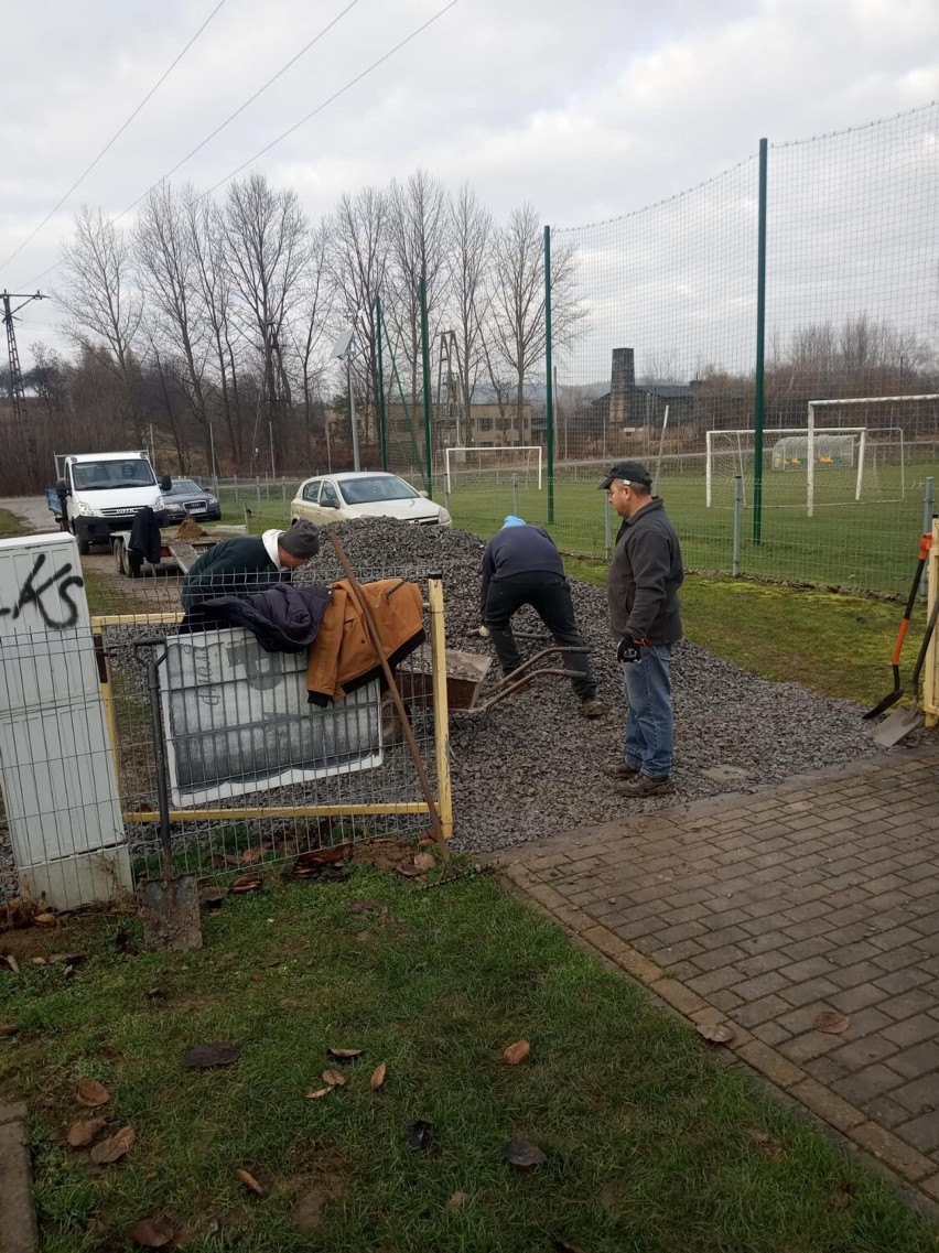 Roboty gruntowe na stadionie w Bieździadce. Dla dobra kibiców