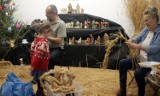 W Domy Rodziny Jana Kasprowicza tworzą strój słomianego misia dla orszaku szymborskiej kozy