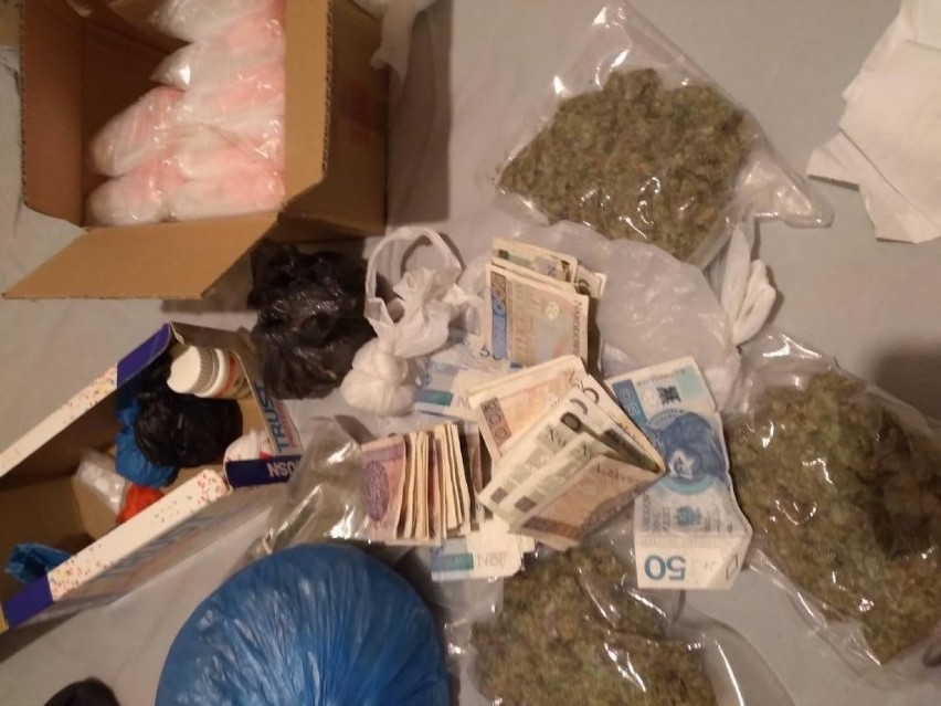 Kraków. 26-latek trzymał w mieszkaniu amfetaminę, marihuanę, klefedron oraz tabletki ecstasy