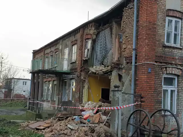 Zawaliła się jedna ze ścian budynku przy ul. Narutowicza w Aleksandrowie Kujawskim. 