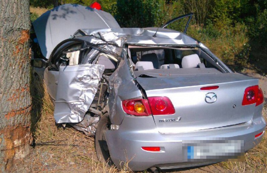Mazda prowadzona przez 17-latka uderzyła w drzewo.