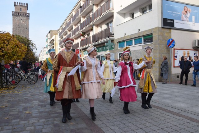 800 uczniów szkół średnich, podstawowych i przedszkolaków wspólnie zatańczyło "chodzonego" na deptaku przy ul. Krzywoustego w centrum Nysy.