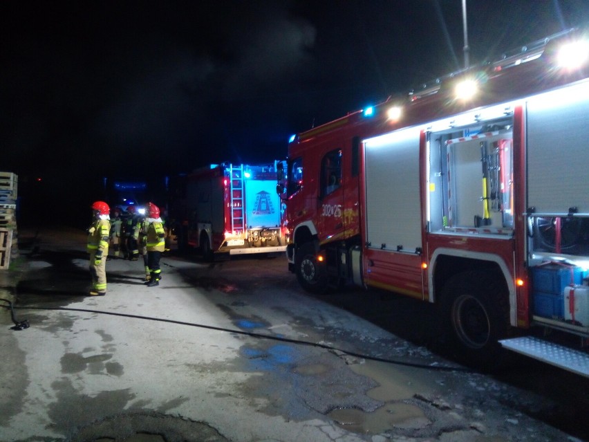 Nocny pożar hali w Kielcach. Akcja strażaków trwała dwie godziny