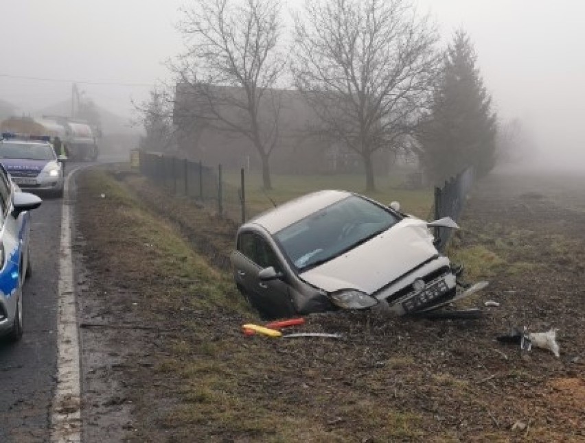Na drodze w Podolszu samochód uderzył w ogrodzenie posesji i betonowy mostek. Kierowca przesadził z prędkością