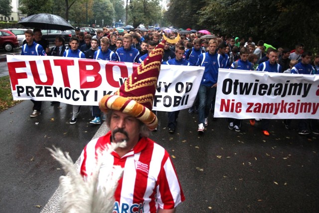 Kraków: milczący marsz klubów przeciw przemocy [ZDJĘCIA]