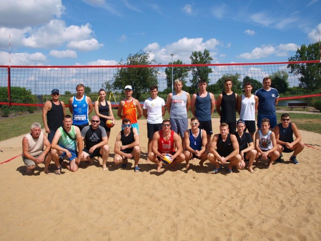 Wspólne zdjęcie uczestników otwartego turnieju w piłkę siatkową plażową ogniska TKKF Radziejowianka