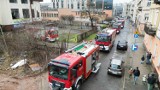 Pożar w budynku po banku przy ulicy Silnicznej w Kielcach. Straż pożarna w akcji