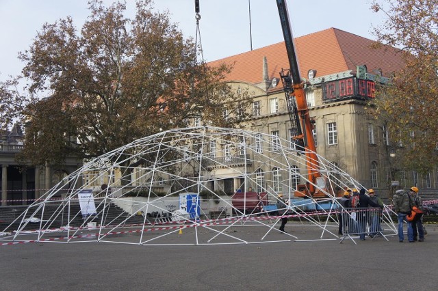 Konstrukcja namiotu, w którym transmitowane będzie wydarzenie, stoi już na placu Wolności