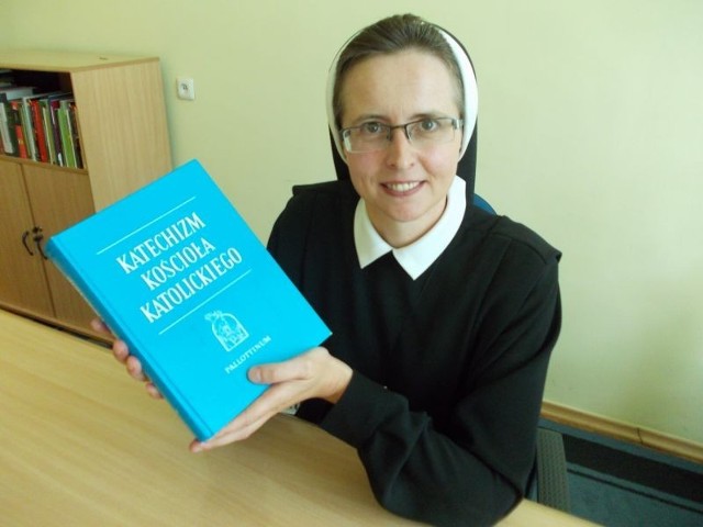 Siostra Ines uczy młodych ludzi m.in. z Katechizmu Kościoła Katolickiego