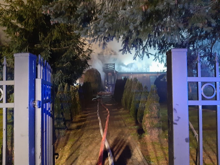 Pożar domu parafialnego w Studzienicznej. Jedna z osób trafiła do szpitala