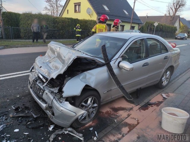 Wypadek Mercedesa i Volvo na ul. Namysłowskiej w Dobrzeniu Wielkim.