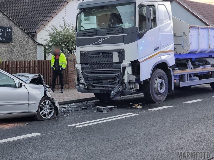 Zderzenie dwóch pojazdów w Dobrzeniu Wielkim. Jedna osoba trafiła do szpitala. Akcja służb ratunkowych w powiecie opolskim