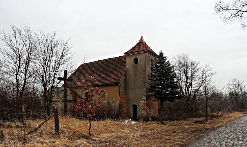 Wróblin Głogowski to wieś widmo, jak z apokalipsy. A pośrodku niej stoi opuszczony kościół. ZDJĘCIA