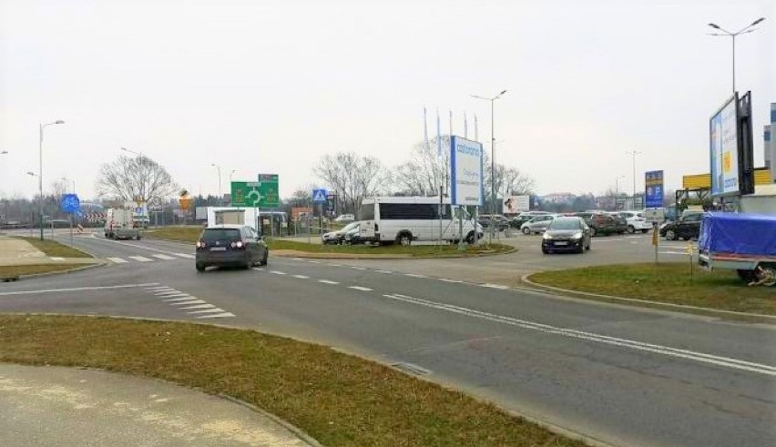 Skrzyżowanie ulic Ceglanej i Sadowej w rejonie wyjazdu z...