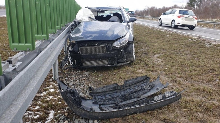 Wypadek na S7 w Skarżysku. Jedna osoba została ranna po zderzeniu osobowej kii z ciężarowym samochodem