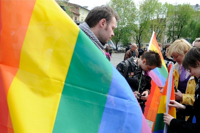 Działacze Queer Festu chcą zacierać "granice pomiędzy tożsamościami, definicjami, płciami, genderami i normami". W programie imprezy są warsztaty, dyskusje, pokazy filmowe, performanse i koncerty.

Tegoroczny QueerFest to także impreza urodzinowa Emmy Goldman, która kończy 145 lat.



Queer Fest 2014: Poznań pod znakiem tęczowej flagi