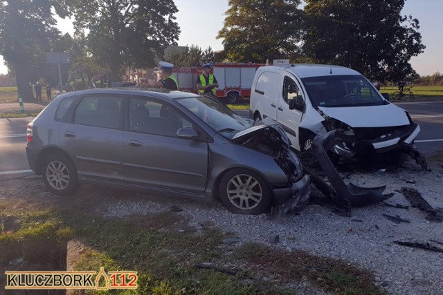 Wypadek w Biskupicach. Zderzenie dwóch samochodów osobowych na drodze krajowej nr 11. Są ranni