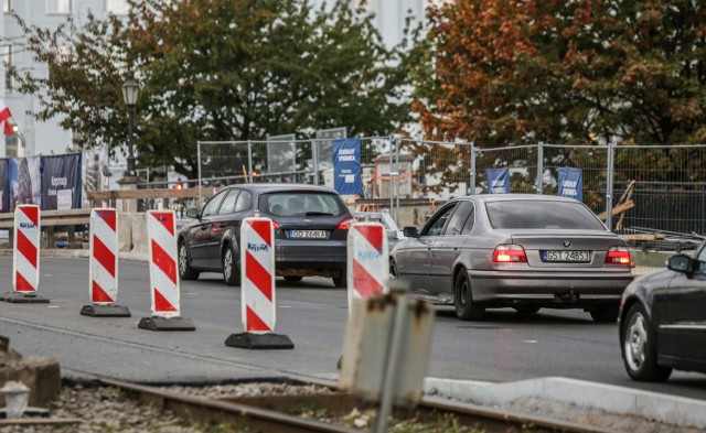 W październiku otworzono tylko jezdnię w  stronę ul. Kartuskiej i uruchomiono ruch tramwajowy w obie strony.
Jak informuje gdański magistrat, w  sobotę,16 kwietnia, na Hucisko będą mogli wrócić już kierowcy jadący w kierunku centrum Gdańska.