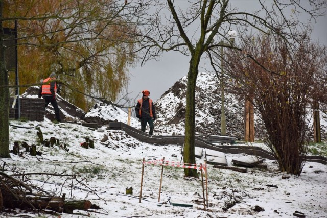 Główna atrakcja Zielonej Góry, czyli Winne Wzgórza na których stoi Palmiarnia, to obecnie wielki plac budowy. Trwają tam bowiem prace rewitalizacyjne. Winne Wzgórza zmienią się nie do poznania. Obecnie cały teren jest ogrodzony, wymieniane są chodniki, powstają nowe schody. Jak się dowiedzieliśmy, do końca tego roku wszystkie ciągi piesze mają być już gotowe, przygotowane pod położenie płyt. Powstanie też m.in. nowa fontanna, wodna kaskada, plac zabaw, punkt widokowy. Cały teren zielony został podzielony na 43 części. Będzie on wyposażony system automatycznego nawadniania, który za pomocą specjalnych czujników kontrolujących aktualną wilgotność i temperaturę, będzie uruchomiał podziemne i naziemne zraszacze. Obecnie trwają prace ziemne przy montażu całego systemu. 

Pełne efekty prac powinniśmy poznać latem. Termin zakończenia inwestycji to koniec czerwca 2018 roku.

Paweł Wańczko 

Zobacz też: Najnowszy Magazyn Informacyjny GL (1.12.2017)


