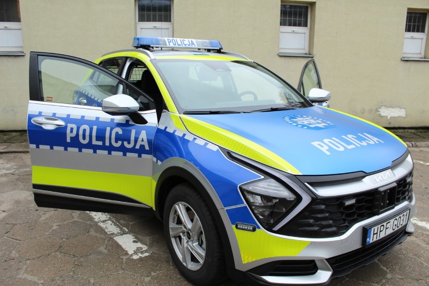 Nowy radiowóz dla policjantów w Łasku. Ufundowały go samorządy