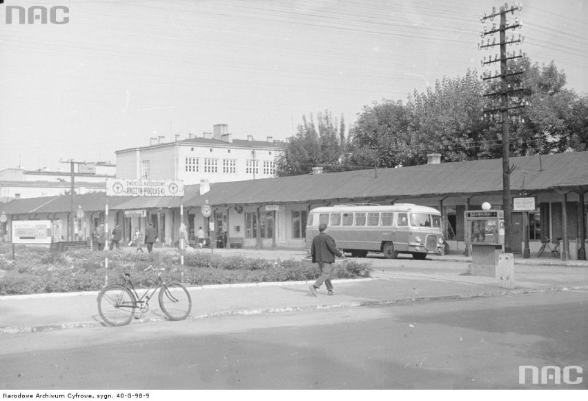 Dworzec autobusowy. Widoczny autobus San H25A.