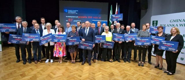 W Polance Wielkiej przedstawiciele samorządów odebrali czeki potwierdzające przyznane dotacje