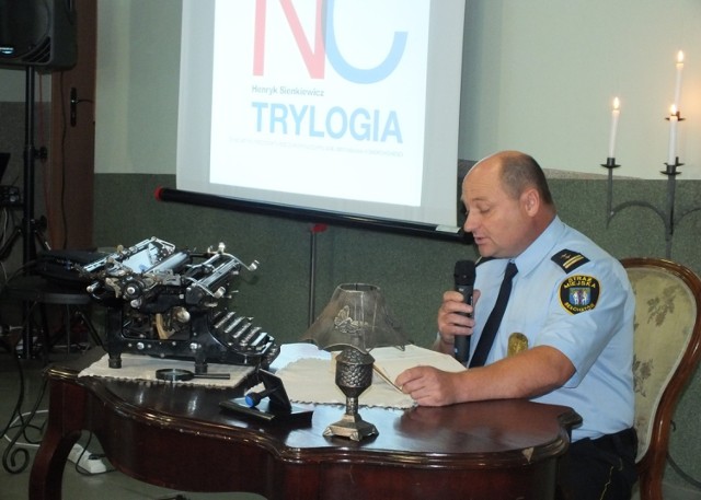 Czytanie "Trylogii" od "Ogniem i mieczem" rozpoczął Piotr Barasiński, komendant Straży Miejskiej w Bełchatowie