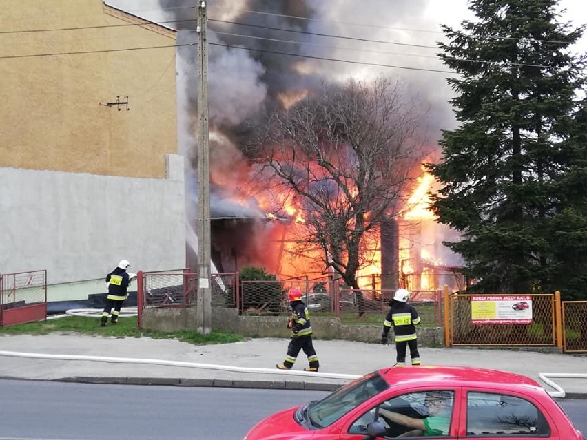 Strażacy przed ogniem musieli ratować pobliskie budynki...