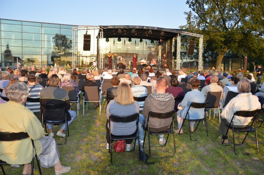 Koncert Warszawskiej Orkiestry Sentymentalnej pod mediateką...